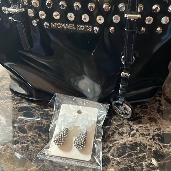 Black Tear Drop Flower Jewel Earrings - Picture 12 of 17